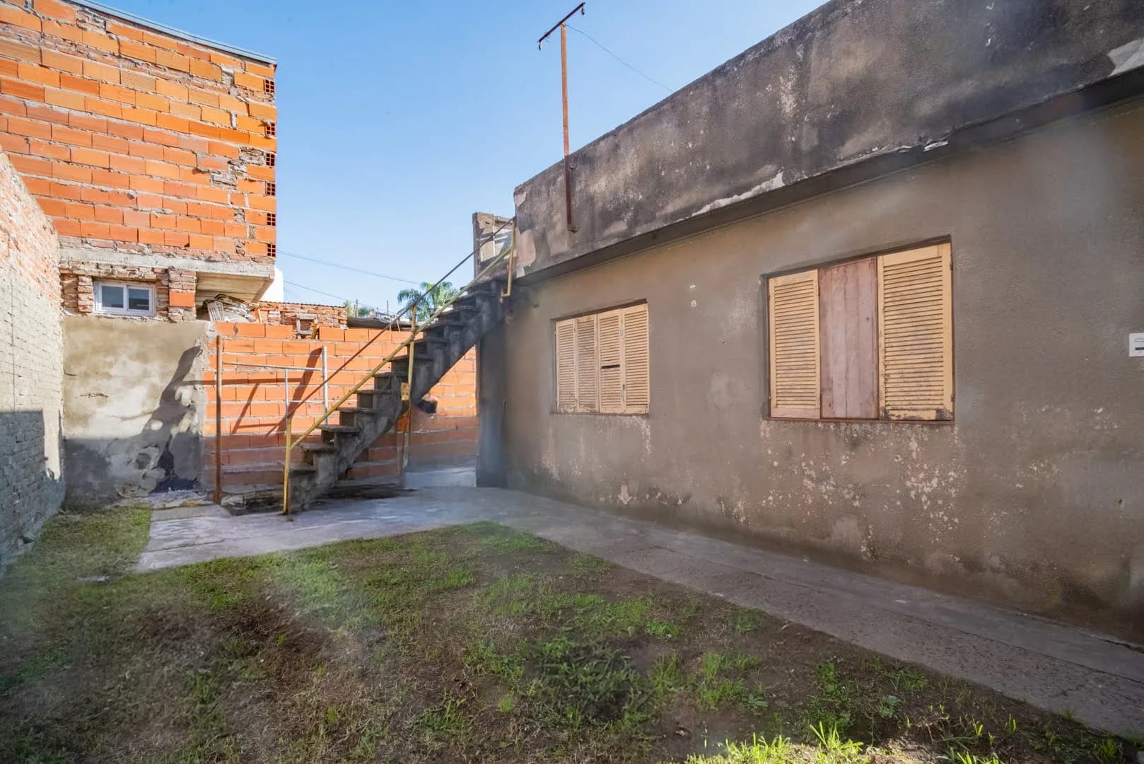 CASA en Guadalupe O. 3 Dormit., Cochera y Patio - R. 12 de Infantería 2300