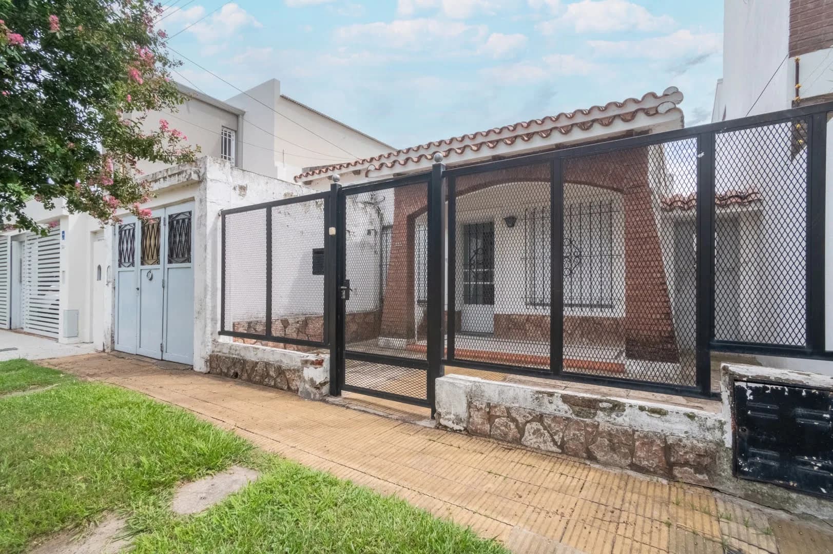 GUADALUPE: CASA CON TERRENO de 9,00 x 49,20