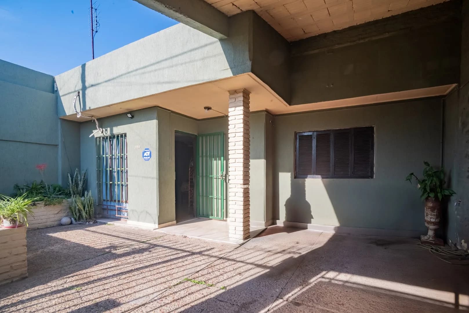 CASA en Guadalupe O. 3 Dormit., Cochera y Patio - R. 12 de Infantería 2300